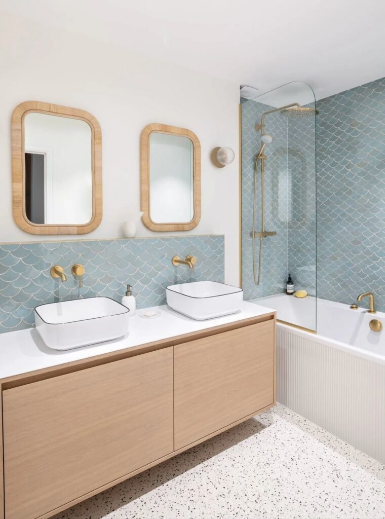 Salle de bain bleue élégante.