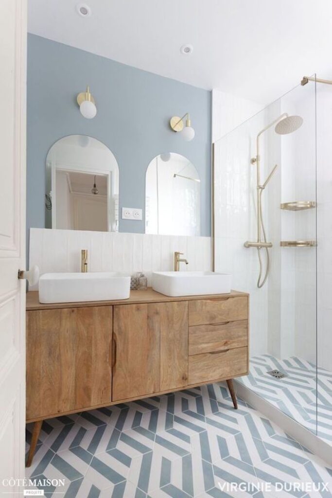 Salle de bain bleue évoquant fraîcheur et sensation de propreté.