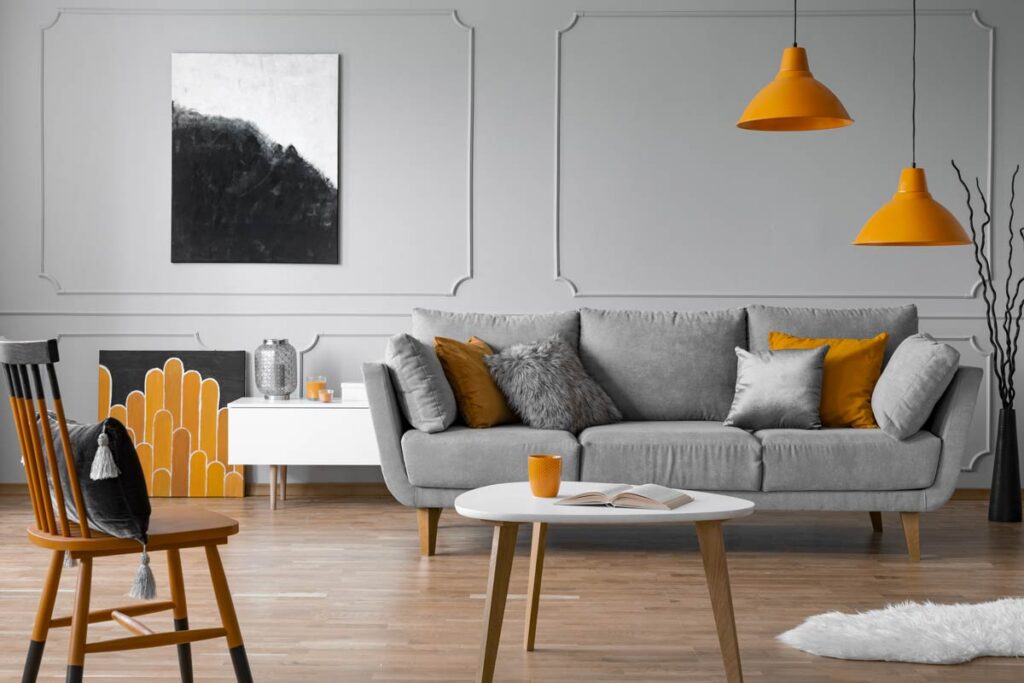 Salon gris avec accessoires orange.