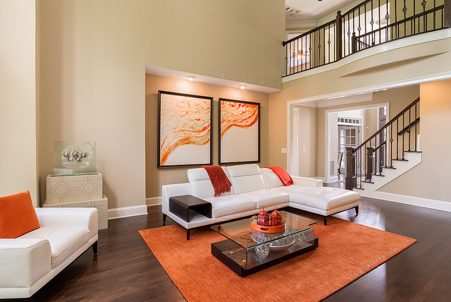 Salon beige avec tapis et coussins orange et table basse noire