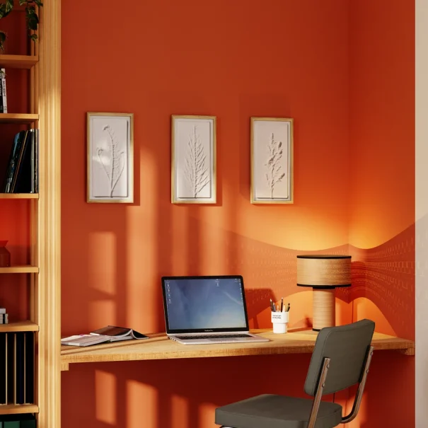 Espace bureau. Mur Orange bureau et rangements sur mesure en bois. Décoration orange.